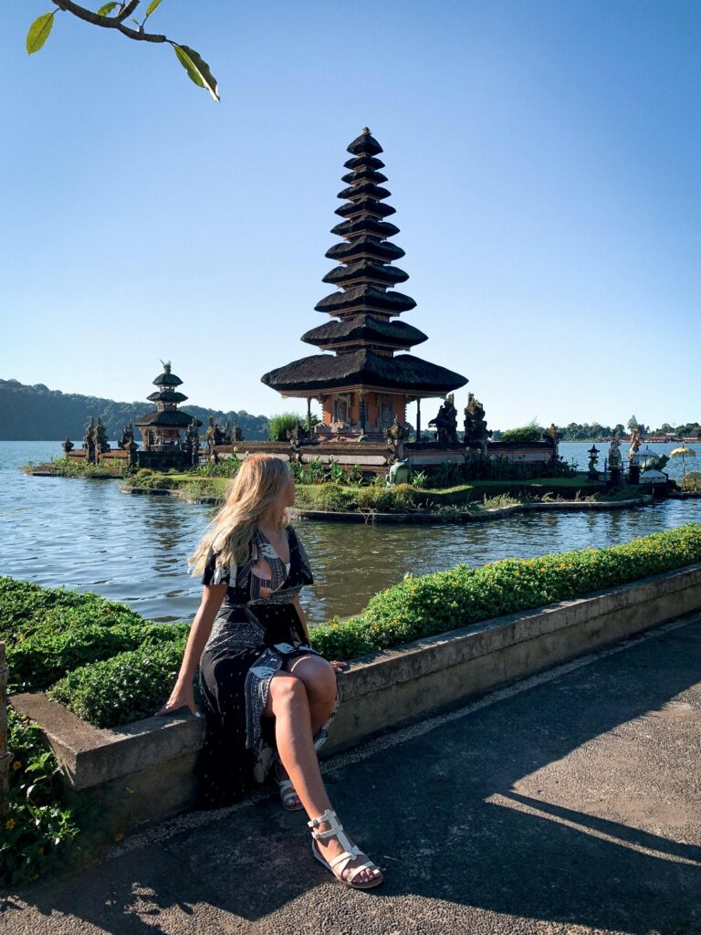 Mulher posando no Templo de Ubud em Bali, na Indonésia