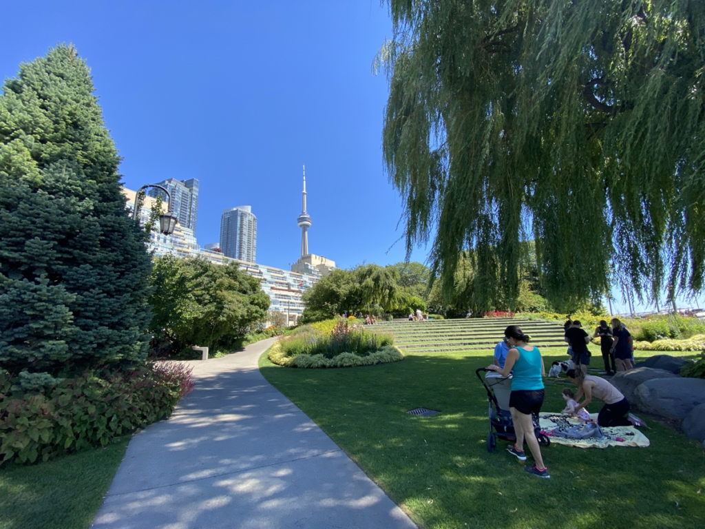 CN Tower e Parque com pessoas em Toronto, Canadá