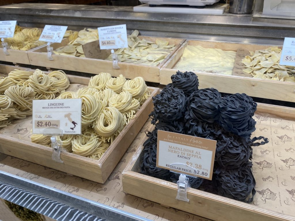 Deliciosa massa fresca no Eataly em Toronto, Canadá