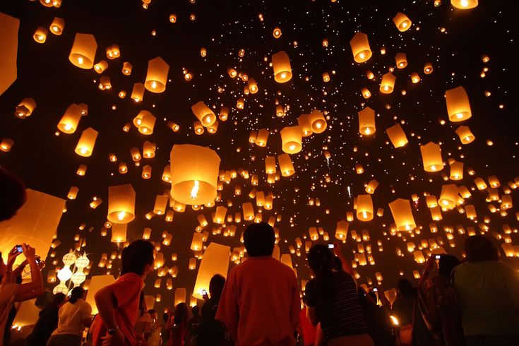 Luzes no céu no Festival de Turismo da Tailândia