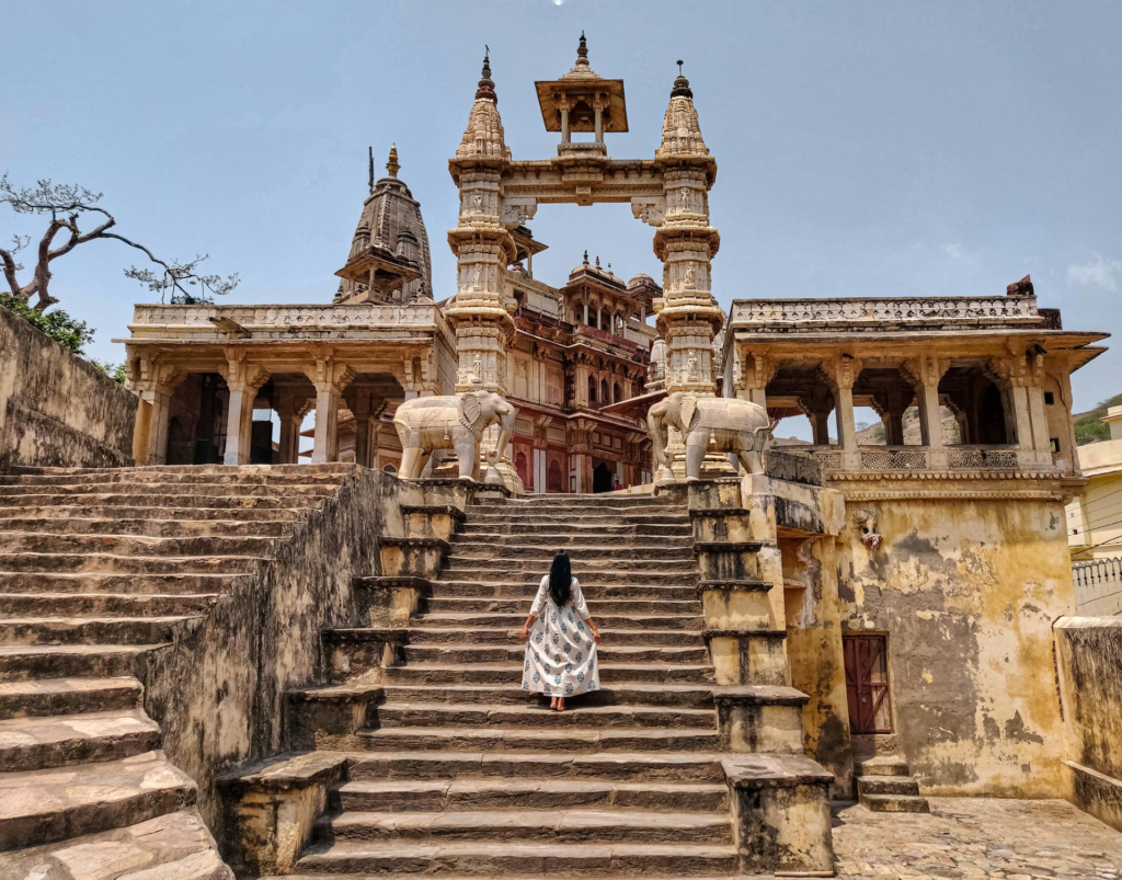 Mulher Posando Na Escada em Jaipur, Índia