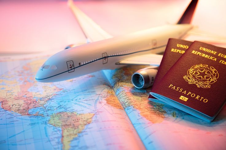 Avião e passaporte italiano