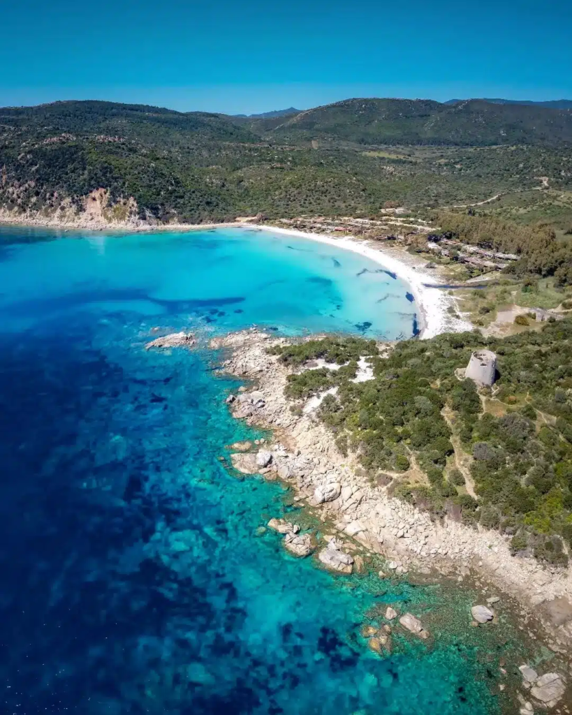 Praia paradisíaca com pedras em Sardenha, Itália