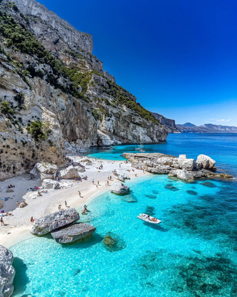 Praia paradisíaca com pedras em Sardenha, Itália
