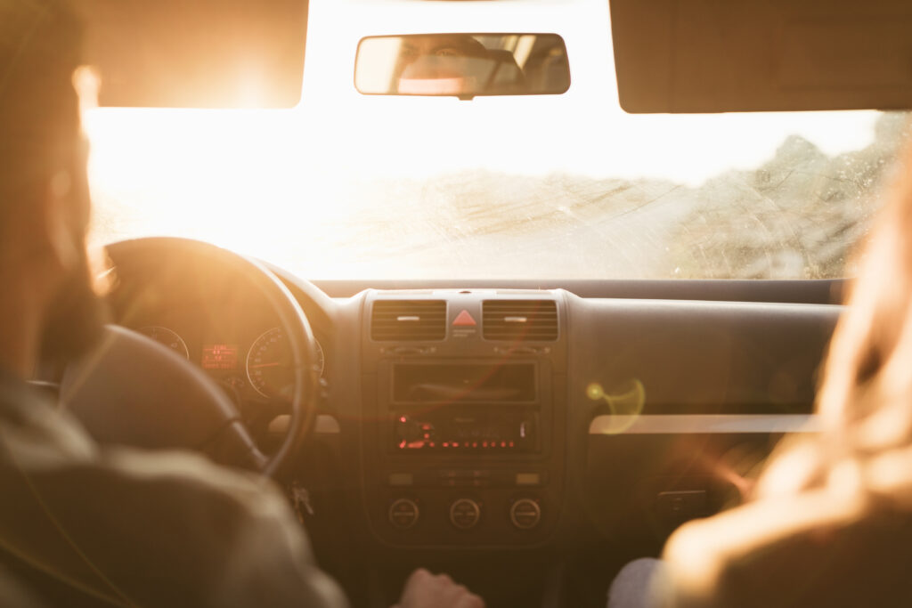 Pessoas viajando de carro - Fonte: Freepik
