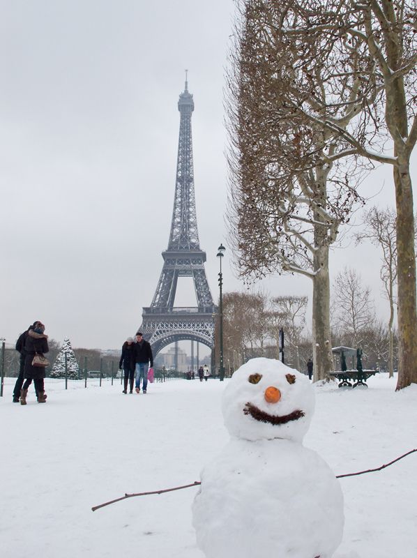 Boneco de neve na Torre Eiffel em Paris