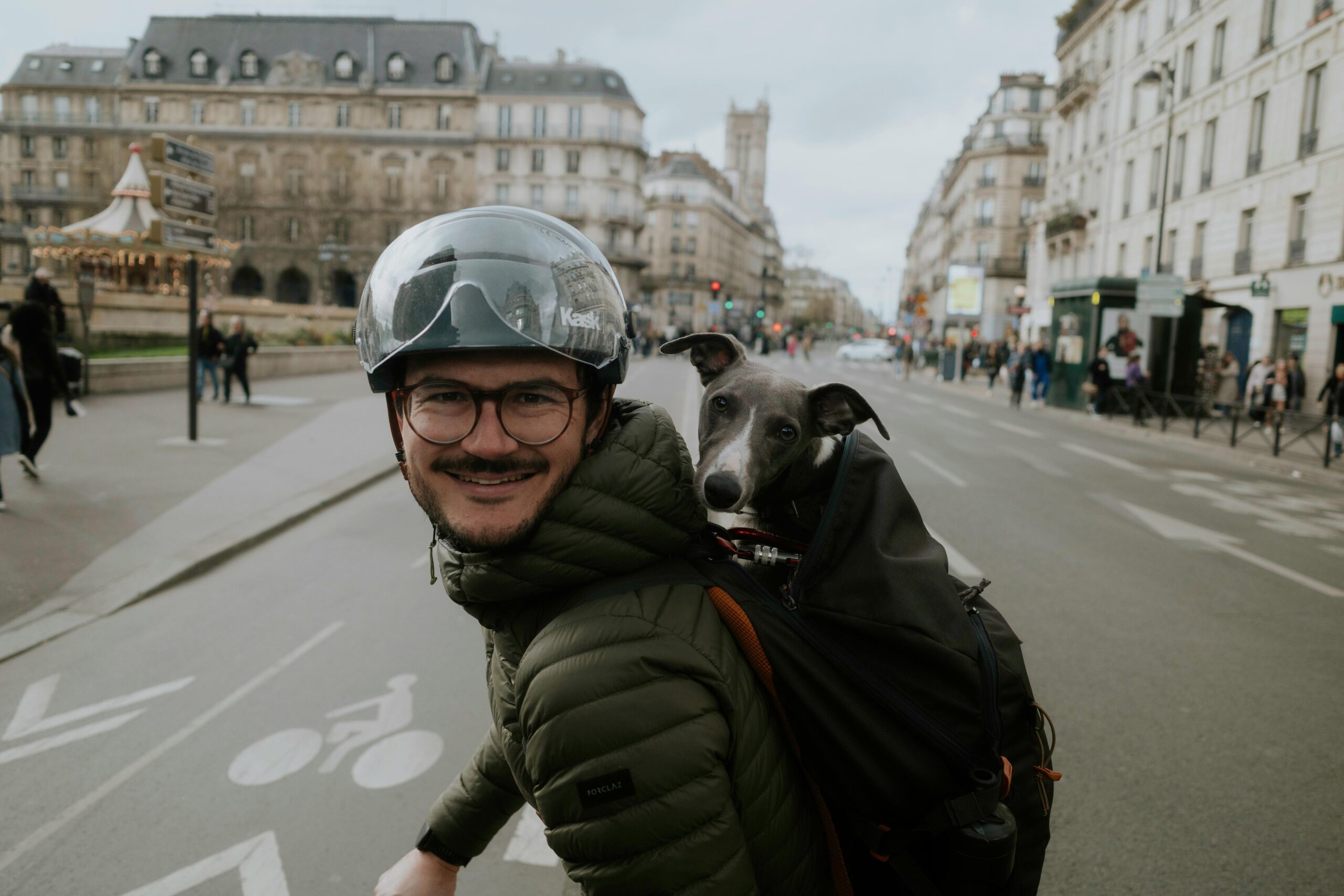 Homem carregando seu cachorro na mochila