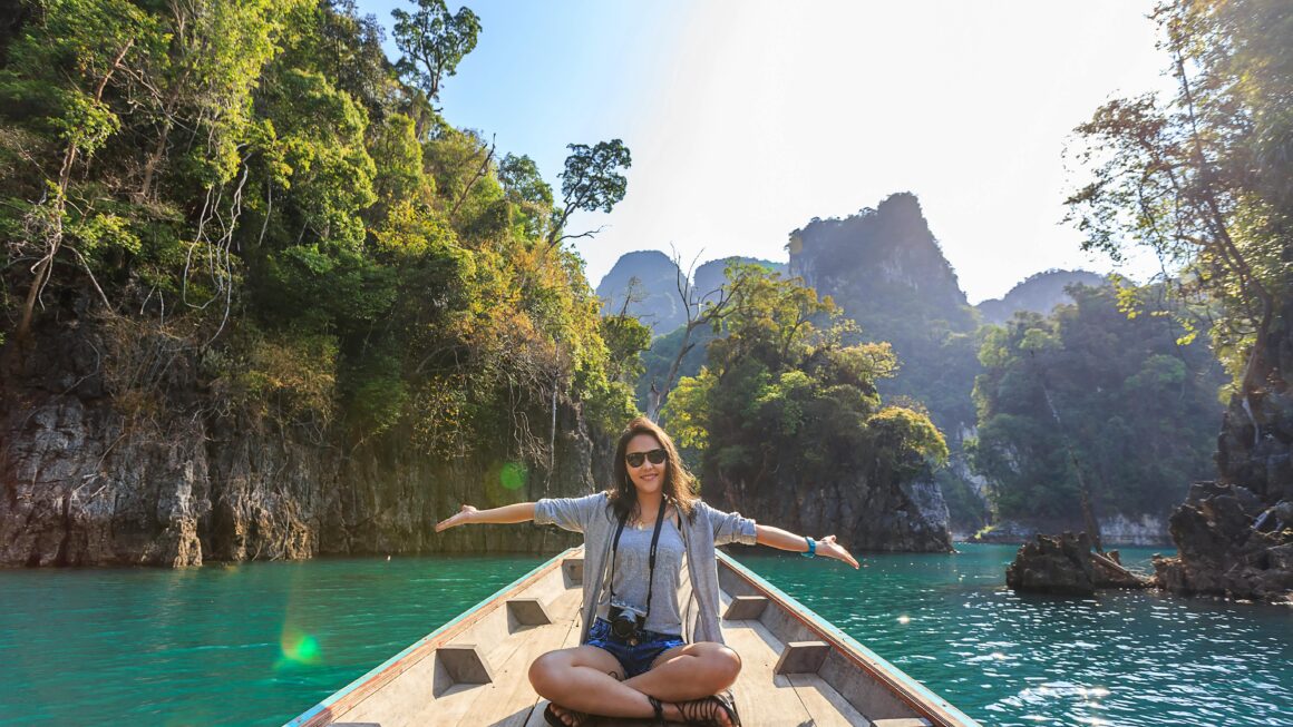 Menina em cima do barco, turistando - Foto de Te lensFix: https://www.pexels.com/pt-br/foto/foto-de-mulher-sentada-em-um-barco-abrindo-os-bracos-1371360/
