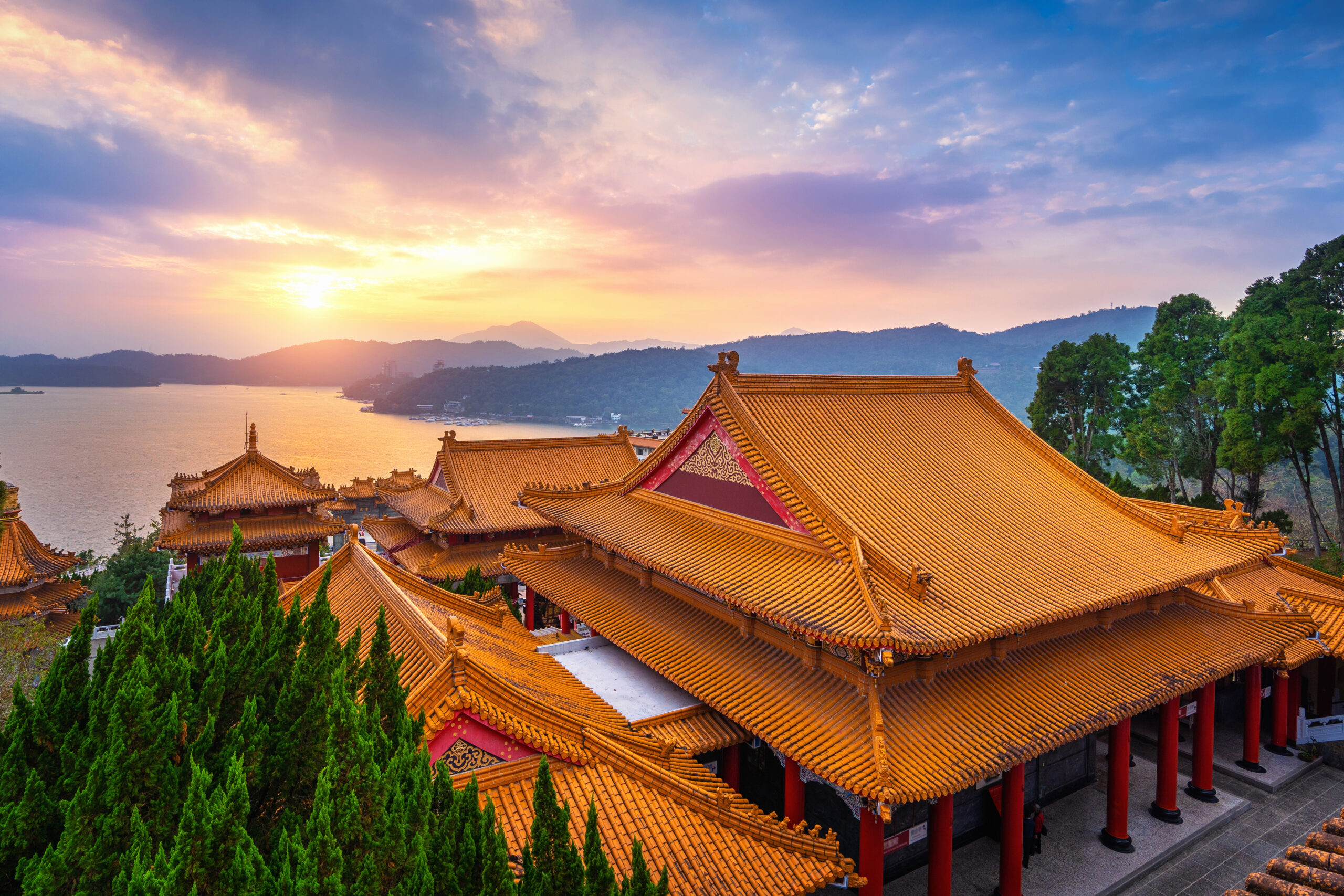 Templo de Wenwu e lago da lua do sol ao pôr do sol, Taiwan.